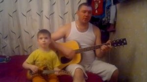 Папа с сыном поют казанскую песню.mp4