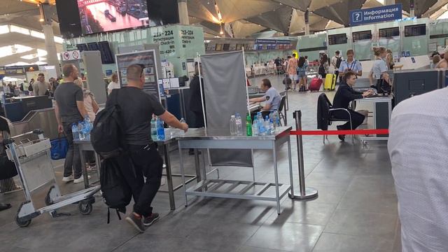Аэропорт, первый досмотр. Люди не знают правил
