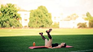 Скрещивание ног лежа