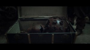 Женщина-амфибия обслуживает одинокого смотрителя маяка, а тот истребляет ее род