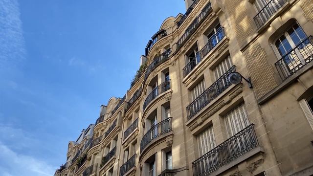 Building in baroque architecture style Paris, France - Free Stock Footage смотреть онлайн
