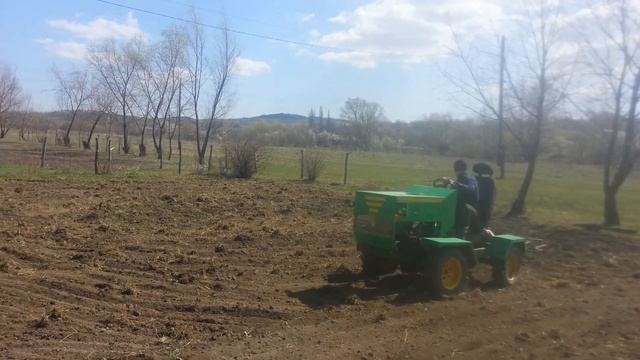Боронование земли самодельным мини трактором смотреть онлайн