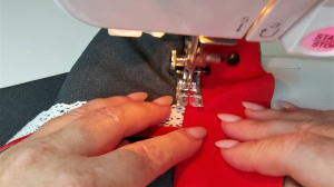 Для декора горловины сочетаю несколько разных материалов, в результате получилась чудесная идея