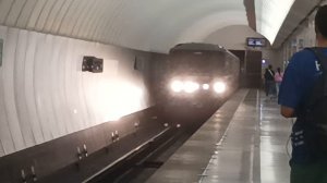Электропоезд Номерной прибывает на станцию Достоевская
