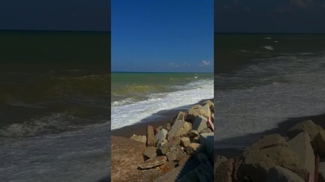 утром на море уже поднялась волна Крым