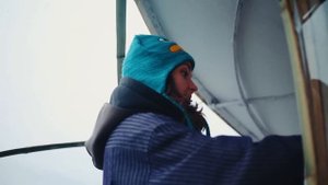 БРОСИЛИ РАБОТУ, ПОСТРОИЛИ САМОДЕЛЬНЫЙ ДОМ ЗА 1000 $  И ПЕРЕЕХАЛИ В ГОРЫ / ЖИЗНЬ ДАУНШИФТЕРОВ / ХИПП