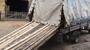 Быстрая разгрузка досок из Газели.