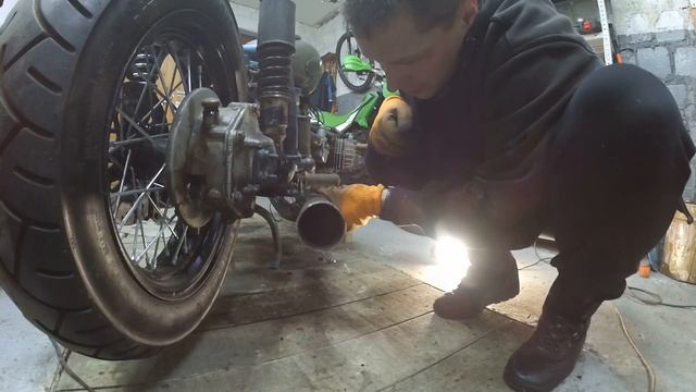 Один глушитель на ДНЕПР. Кастом выхлоп из коллектора УРАЛа. смотреть онлайн