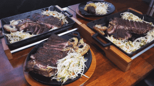 Стейк на гриле и паста с морепродуктами в итальянском стиле