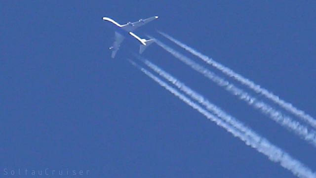 Final Transaero flight | Boeing 747 contrails over Berlin, Germany смотреть онлайн