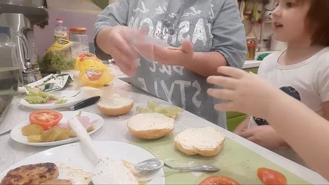 Делаю гамбургер в домашних условиях/Косметика из профессионала NewLine/Уход за лицом/Наша семья!!! смотреть онлайн