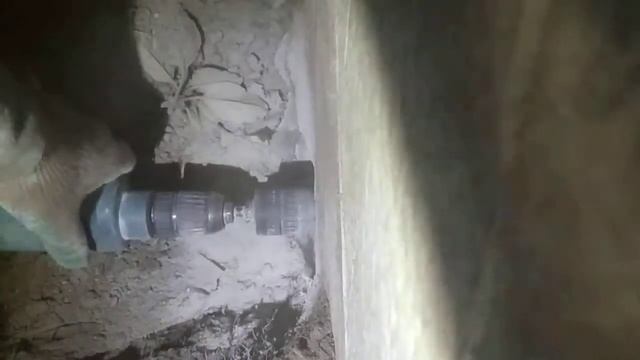 Расширение отверстия под канализационную трубу в бетоне