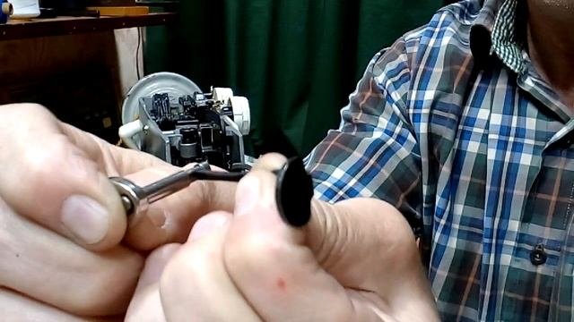 Устраняем заводской брачок, внизу петляет нитка.