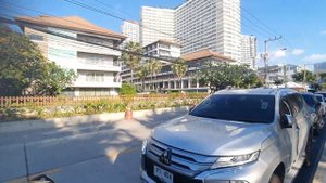 Патайя Таиланд Джомтьен Русский Район 6-ти километровый пляж довольно чист и ухожен