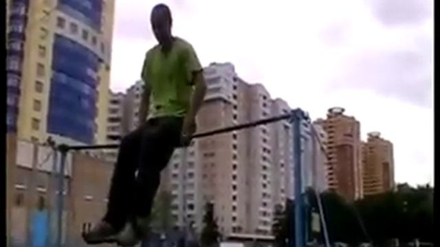 Сальто назад из седа отмахом  Butt flip 2: ParkourpediA.ru