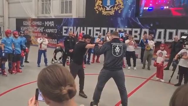 Глава республики Калмыкия Бату Хасиков проводит мастер-класс. Напарником стал Владимир Минеев смотреть онлайн