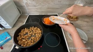 Гречка с мясом, морковкой и луком в сковороде, готовится вместе и получается вкусно!