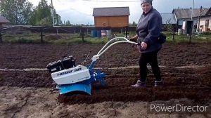 Пашу землю мотоблоком . Я только учусь