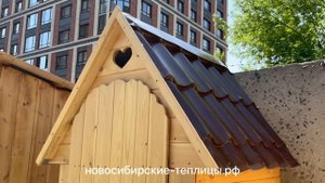 Дачный туалет с малой двухскатной крышей