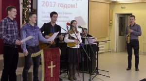 Хрустальные капли роняя..