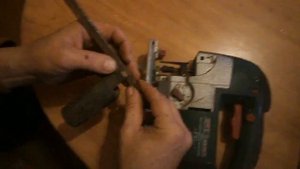 Приспособление к лобзику для нарезки протектора.