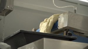 Как готовят слоёные изделия на заводе ЧЕЛНЫ ХЛЕБ