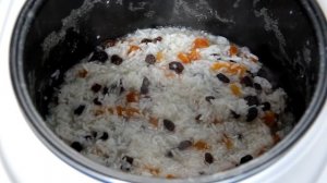 Сладкая рисовая каша с яблоками, изюмом и курагой