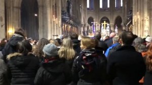 Служба в Нотр-Дам-де-Пари, Париж, Франция.