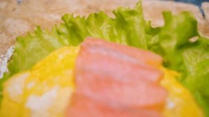 3 вида бутербродов с лавашом: с сёмгой, беконом и авокадо.