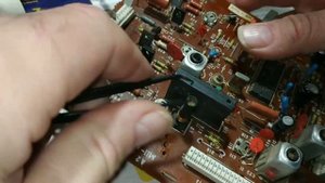 Как выпаять радиодетали из платы. Способы и нюансы для начинающих электронщиков.