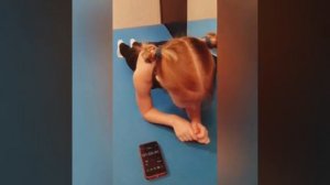 Тренировка гимнастки, планка