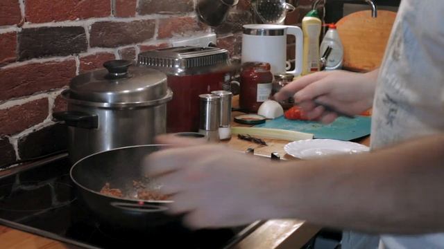 Мама, Привет! Я готовлю макароны с фаршем в томатном соусе смотреть онлайн