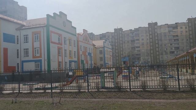 Утро в Киеве Идём к метро Харьковская через детский сад и школу Цель - увидеть Хрещатик ? смотреть онлайн