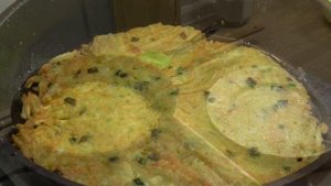 Жареная картошка с яйцами и зелёным луком | Быстро, просто, очень вкусно!