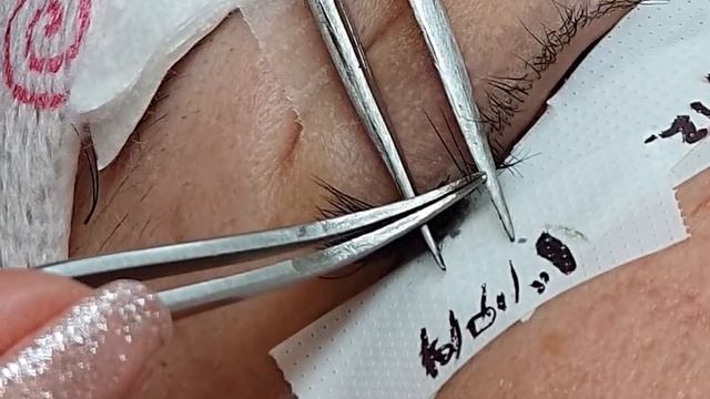 2Д объем Постановка ресницы М изгиба. Наращивание ресниц. Работа ученицы на повышении.