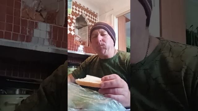 Ем помидоры армянчики из базара с пельмешками с аппетитом