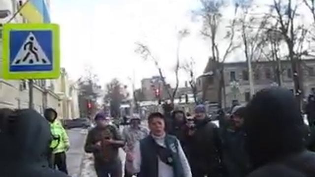 07022020. Клип 1. Граждане перекрыли улицу у входа в Управление полиции в Харьковской области. смотреть онлайн