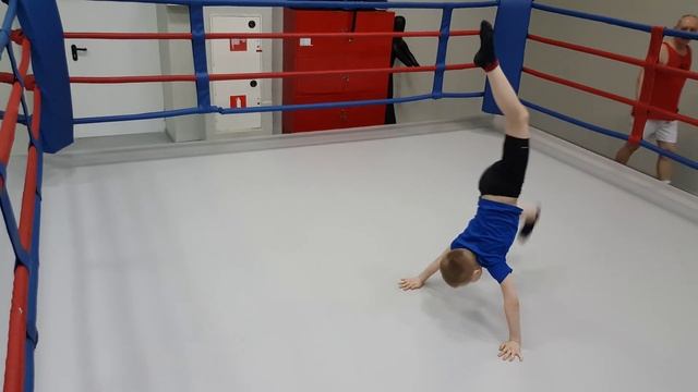 Кувырок-стойка смотреть онлайн