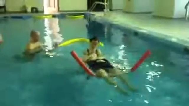 Занятие в бассейне Артема учат в воде переворачиваться на бок смотреть онлайн