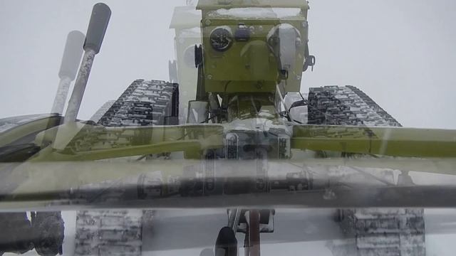 Зверь мотоблок на гусеницах по озеру в снегопад. смотреть онлайн