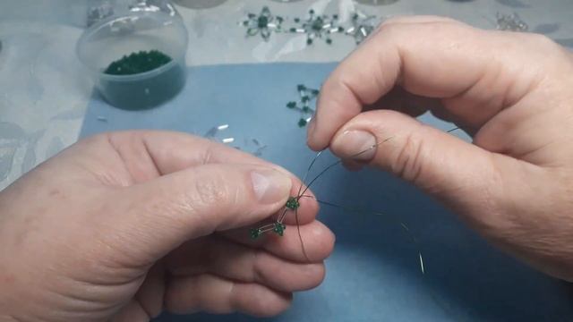 Звёздочки - снежинки на ёлку из бисера и стекляруса. Мастер-класс смотреть онлайн