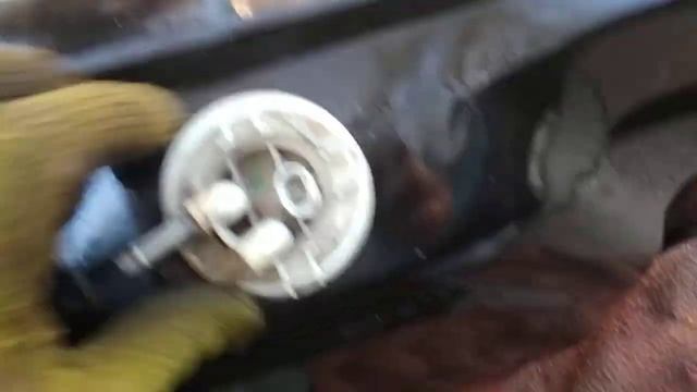 Как снять датчик уровня топлива в баке Опель Вектра А смотреть онлайн