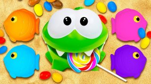 Ам Ням украшает куличики из песка! Игры и развивающее видео про игрушки Om Nom