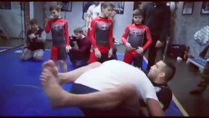 Звезда UFC учит драться двухлетних детей Кадырова