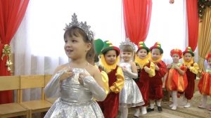 Игра с кубиками на новогоднем утреннике 2018 в младшей группе  Муз  рук  Максюта Г  В