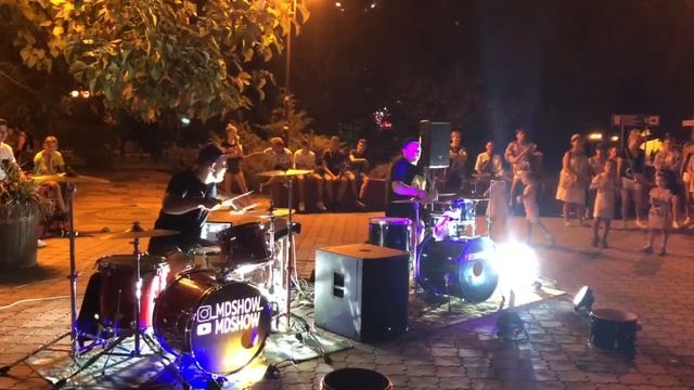 Барабанщики собирают десятки зрителей на Ленинской в Керчи смотреть онлайн