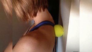 Массаж спины теннисным мячом