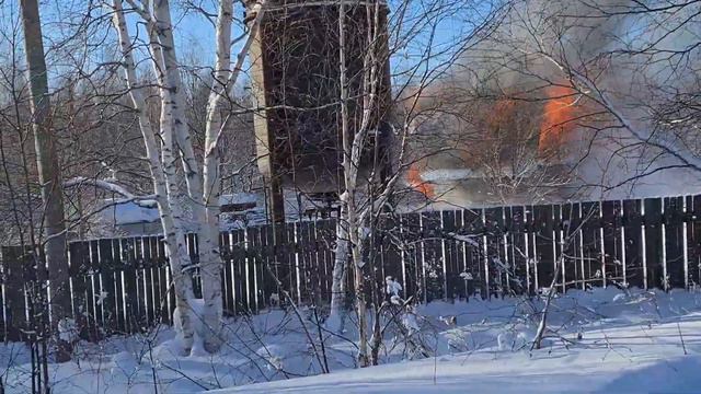 ПОЖАР В НОВЫЙ ГОД 2022! ГОРИТ ЧАСТНЫЙ ДОМ! Редкие кадры! смотреть онлайн