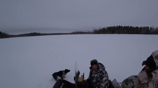Нашли озеро, где окунь не лезет в лунку. Рыбалка в ХМАО . смотреть онлайн