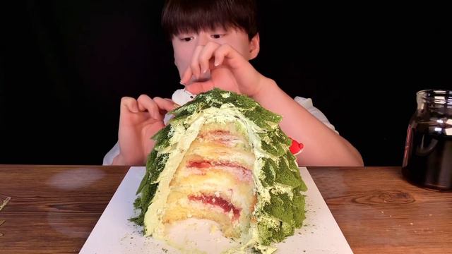 SUB) 이어폰🚫 크리스마스 트리 케이크 & 크리스피 도넛 먹방 NO ASMR 마이크 녹음을 안눌러서 소리 망한 영상입니다...😭 모두 메리 크리스마스🎄 смотреть онлайн